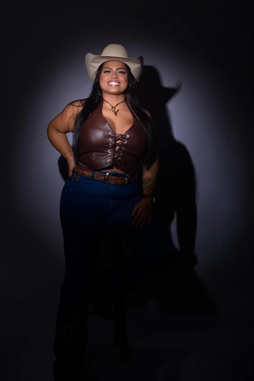 Jéssica Faria em luz baixa